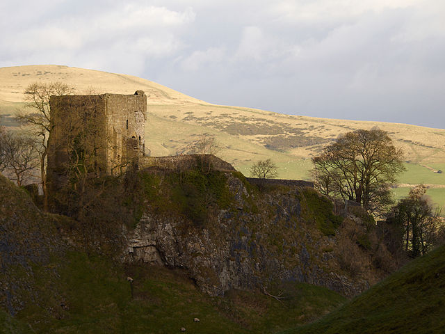 The castle from Cave Dale with Lose Hill in the background – Author: Darren Copley – CC BY 2.0