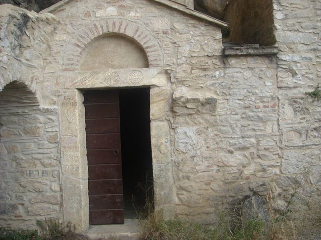 A closer view of the church entrance. Author: NikosFF – CC BY-SA 4.0