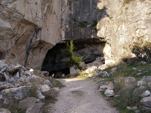 Straight into the cave. Author: JimDim – CC BY-SA 4.0