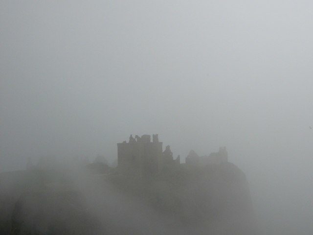 The castle caught in mist. Author: Iain Inglis – CC BY-SA 2.0