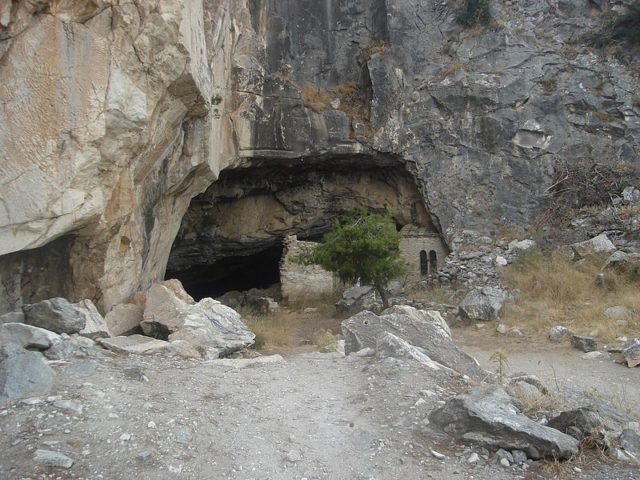 The entrance to the cave. Author: NikosFF – CC BY-SA 4.0