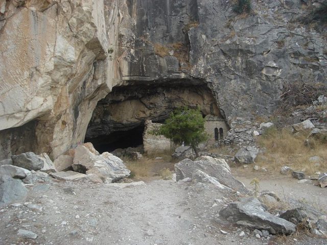 The entrance to the cave. Author: NikosFF – CC BY-SA 4.0