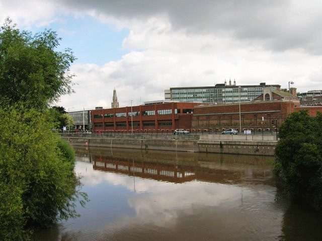 A view of the HM Prison from across the canal. Author: Alby – CC BY-SA 2.0