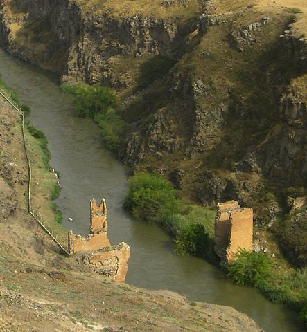 The remains of a bridge in Ani, capital of medieval Armenia, now located in Turkey’s province of Kars – Author: Steven Isaacson – CC BY-SA 2.0