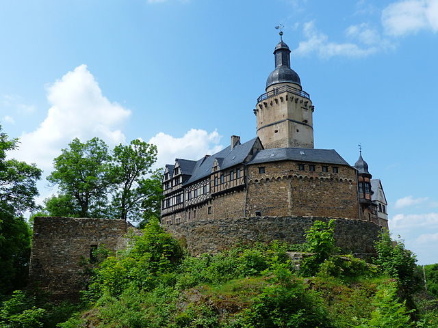 Falkenstein Castle in the Harz. The shield wall side in the east over the Halsgräben – Author: Joachim Schneeleopard – CC BY-SA 3.0 de