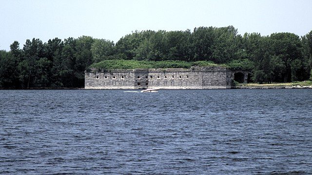 Fort Montgomery in Rouses Point, New York. Photo taken from a fishing access parking lot on the north side of the Rouses Point Bridge in Vermont – Author: Mfwills – CC BY-SA 3.0