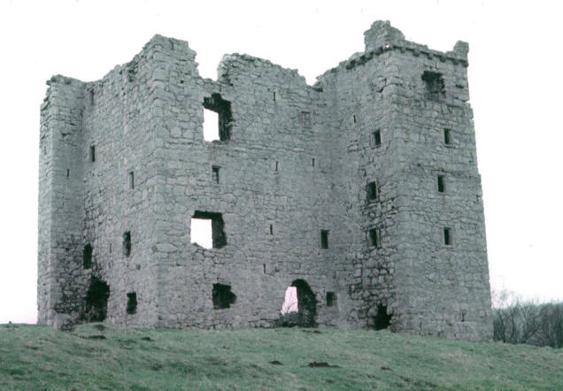 The ruins of Arnside Tower – Author: Alan Longbottom – CC BY-SA 2.0