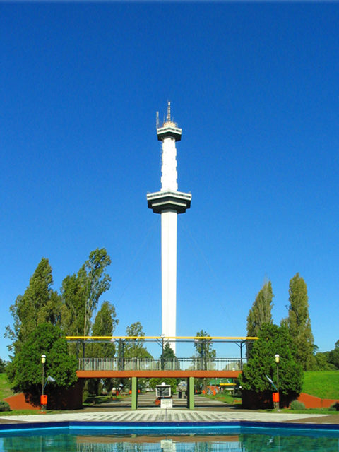 The Torre Espacial observation tower – Author: Ocpconline – CC BY-SA 3.0