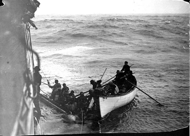  enkele overlevenden van de SS Valencia.