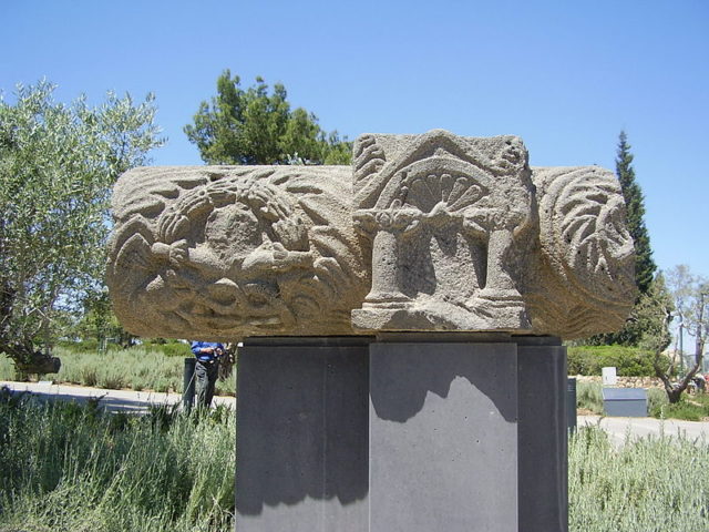 One of the decorated stones. Author: צילום:ד”ר אבישי טייכר – CC BY 2.5
