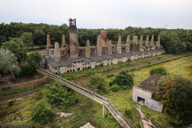 This battery of shaft kilns for burning limestone has worked from 1877 to 1967 for exactly 90 years. Author: Technolirik | technolirik.livejournal.com