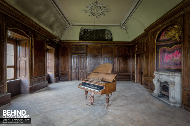 The piano room. Author: Behind Closed Doors | www.bcd-urbex.com