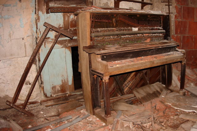 Abandoned piano in the basement of the church. Author: Kevin Key Photography | Facebook @slworking
