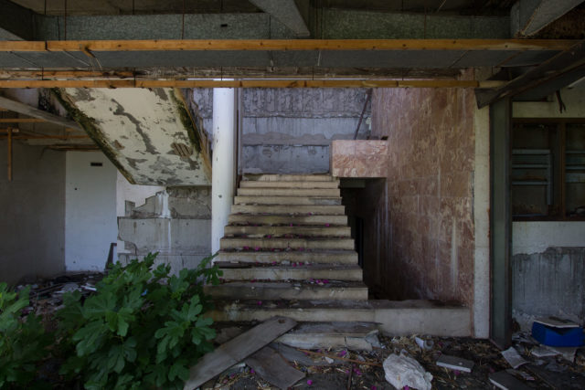 Abandoned and ruined staircase inside the hotel. Author: Nathan Davis | Instagram @1nkd
