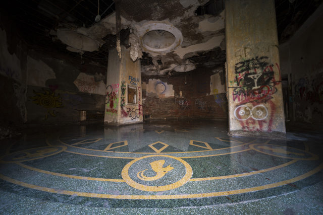 The lobby after cleaning. Author: Johnny Joo | architecturalafterlife.com