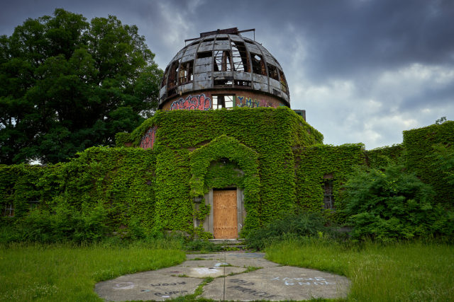 Nature takes over the building. Author: Johnny Joo | architecturalafterlife.com