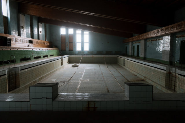 Swimming pool in the complex. Author: Michael Schauer | Behance @michaelschauer