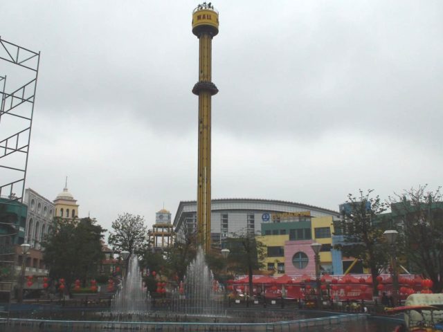 Tower ride and fountain area. Author: David290
