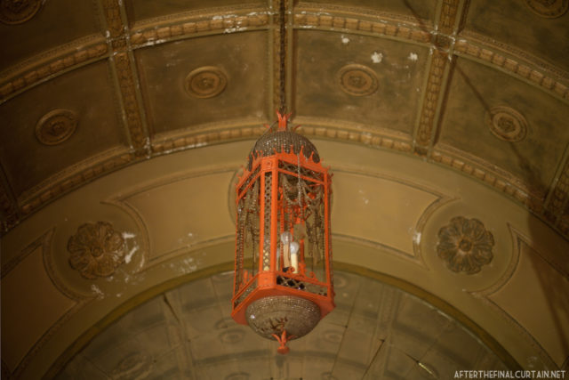 The original chandelier hangs in the foyer. Author: Matt Lambros | afterthefinalcurtain.net