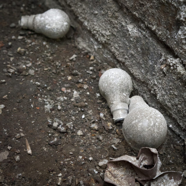 Dusty light bulb. Author: Paul Dykes | Flickr @paulodykes