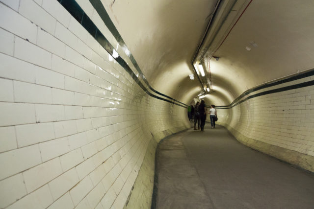 Corridor to the platforms. Author: Paul Dykes | Flickr @paulodykes