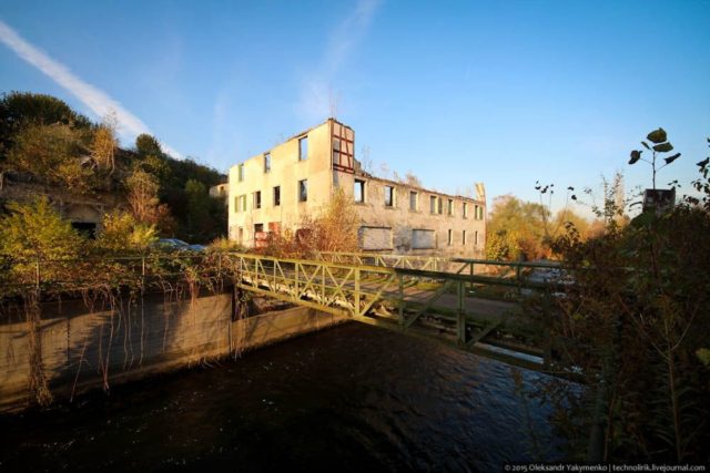 Parts of the factory are separated by a channel. Author: Alexander | Livejournal @technolirik