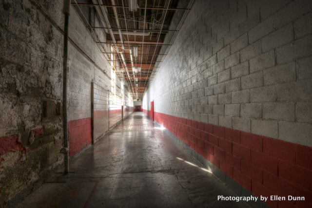 Red hallway. Author: Ellen Dunn Photography – Flickr @ellendunn