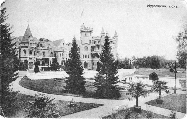 Postcard from the beginning of the 20th century showing the main building of the manor.