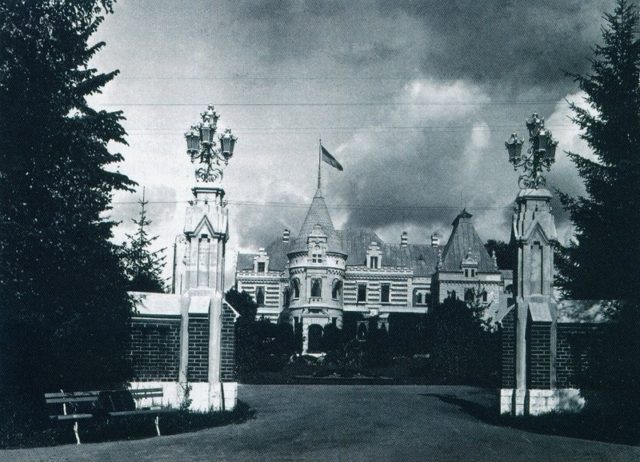 The entrance to the Muromtsevo manor. 1910