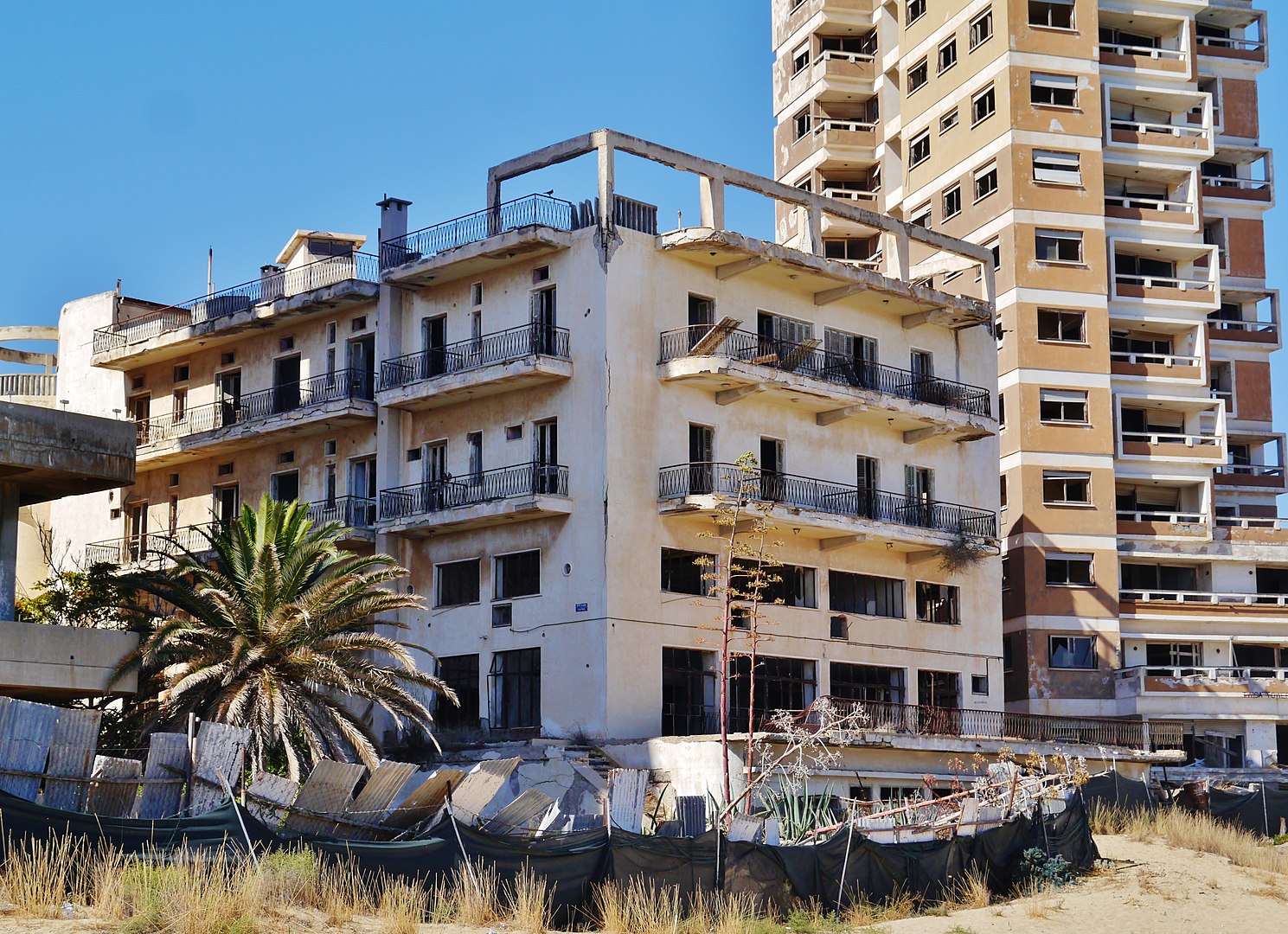 1489px-Famagusta_-_Gazimagusa_Geisterstadt_Varosha_19 - Abandoned Spaces