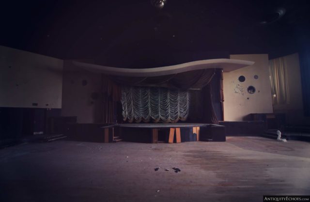 A dimly lit 1970s-style theater in the Nevele Grand Resort