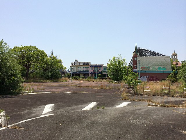 View of Nara Dreamland from the parking lot