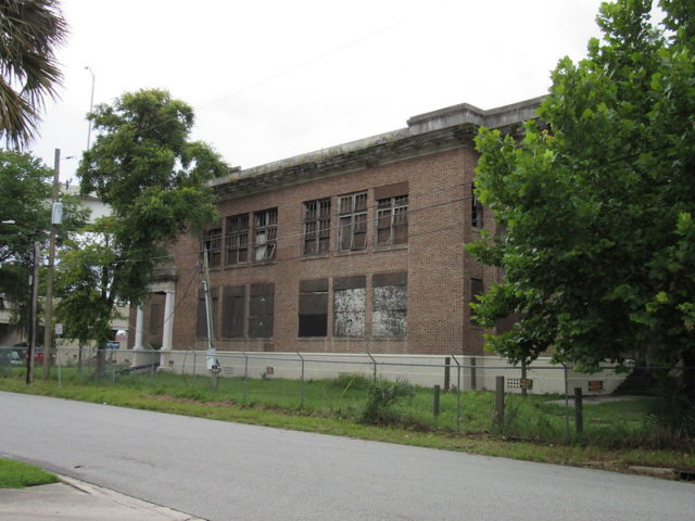 Annie Lytle School from Chelsea Street