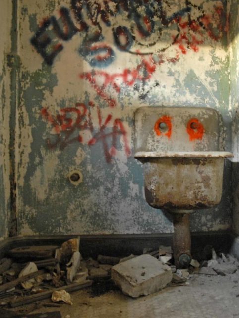 old sink in Annie Lytle school