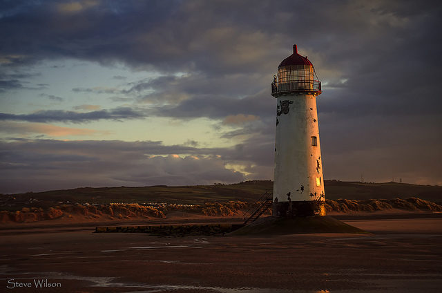 At sunset – Talacre Lighthouse, Wales. Author: Steve Wilson CC BY 2.0