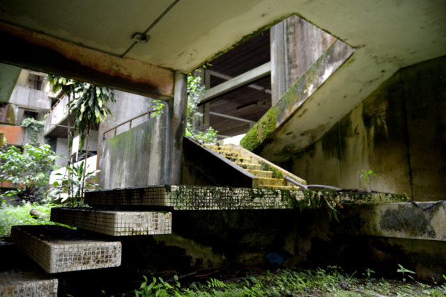 Brunei Hostel now in ruins. Author: Gramicidin CC BY-SA 2.0