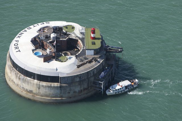 Guests arriving at Spitbank Fort. Author: Amanda Retreats CC BY-SA 3.0 