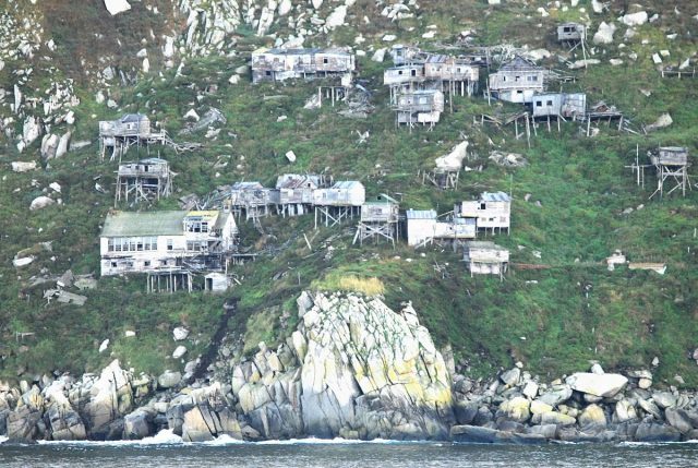 Ukivok, abandoned Inupiat stilt village in 2010. Author: Ansgar Walk CC BY-SA 3.0