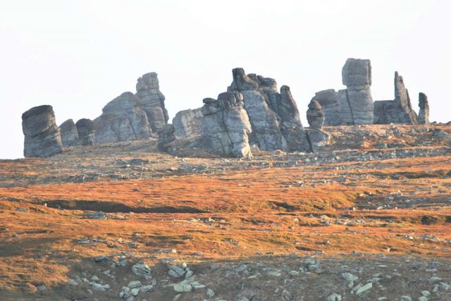 King Island: Rock formations that resemble ruins, on the saddle of the island. Author: Ansgar Walk CC BY-SA 3.0