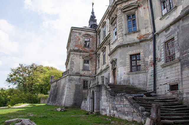 Pidhirtsi Castle yard. Author: Bo&Ko CC BY-SA 2.0