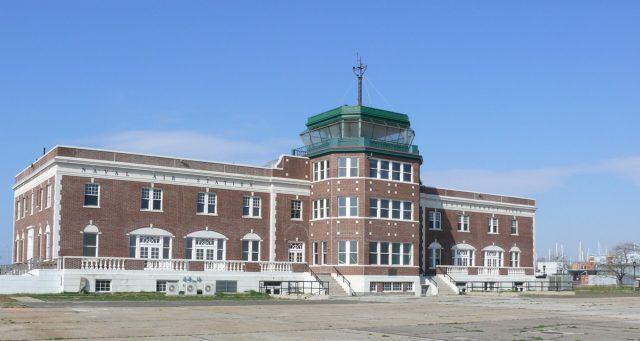 Air traffic control tower at the former Floyd Bennett Field. Author: Ad Meskens CC BY-SA 3.0