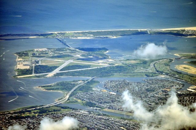 Floyd Bennett Field from the air, 2013. Author: Joe Mabel CC-BY SA,2.0