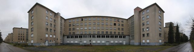 Panoramic view of a block’s landward side. Author: Dr. Schorsch (Georg Wiora) CC BY-SA 3.0
