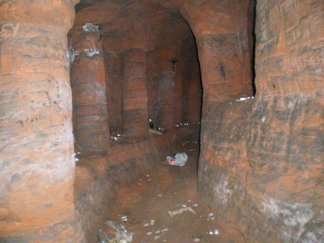 View within the cavern, 2009. Author: Richard Law – CC BY-SA 2.0