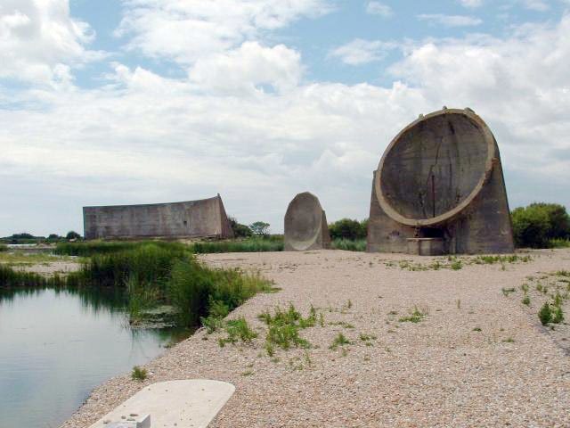 Acoustic mirrors at Denge. Author: Paul Russon CC BY-SA 2.0