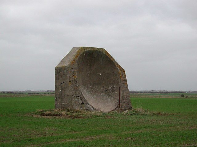 4.5 meter high (14ft 9in) WWI concrete acoustic mirror near Kilnsea Grange, East Yorkshire, UK. Author: Peter Church   CC BY-SA 2.0