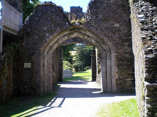 The entrance of the castle from the inside. Author: Judy Ginn CC BY2.0
