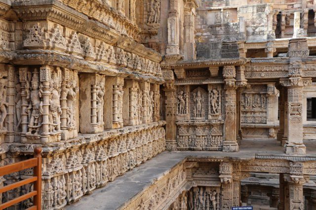 The step well is filled with detailed religious and mythological sculptures. Author: Bernard Gagnon CC BY-SA 3.0