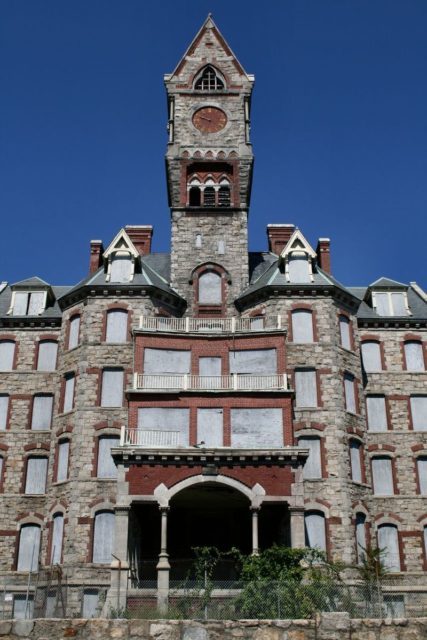 The now-demolished administration building, known as the ‘Clocktower’ due to its distinctive clock tower. Author: Bree Bailey CC BY-SA 2.0