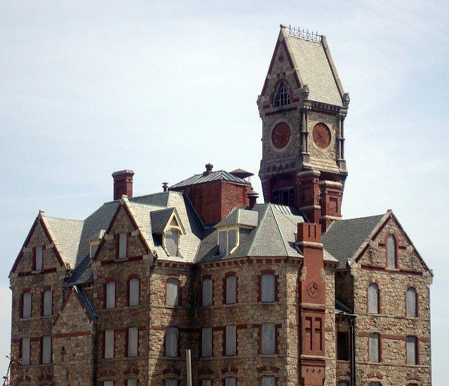 The clock tower was dismantled and reconstructed as a central feature in the redevelopment. Author: Sean – Flikr CC BY-ND 2.0